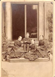 Photograph of John, Dorothy, Nellie and Maggie Hammond