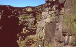 High Halton Crag: 'flaggier' stone and examples of current bedding